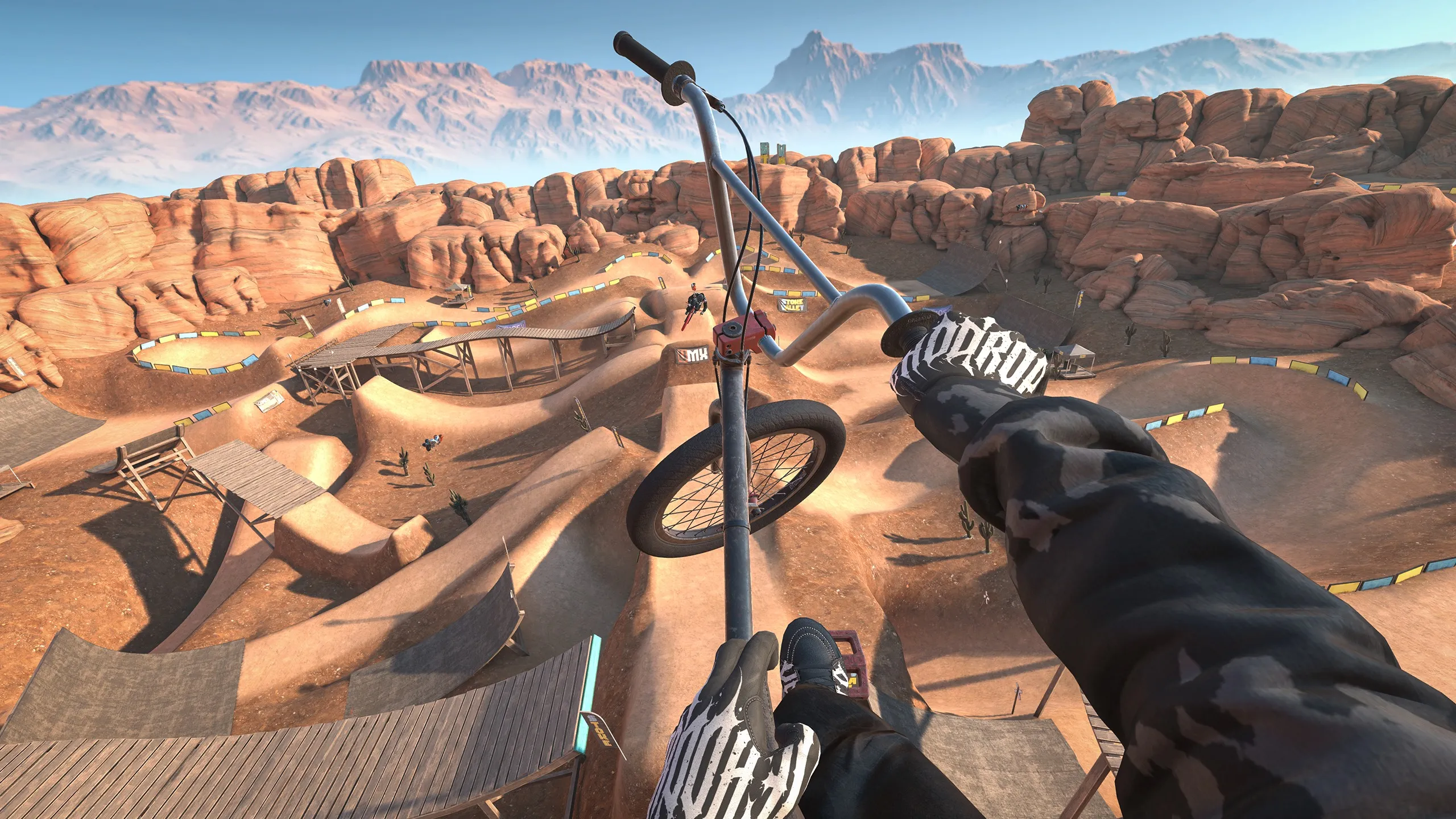 Jugador montando en bicicleta dentro de un skatepark virtual